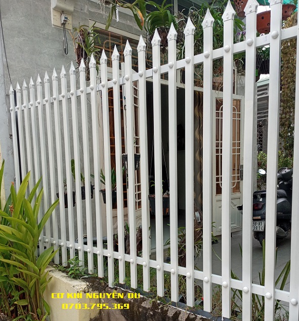 Hàng rào sắt: Hàng rào sắt chắc chắn sẽ bảo vệ căn nhà của bạn an toàn hơn bất cứ lúc nào. Hãy khám phá những mẫu hàng rào sắt chất lượng vượt trội để bảo vệ gia đình mình.