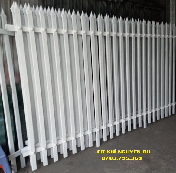 Với hàng rào sắt, ngôi nhà của bạn sẽ trông sang trọng và an toàn hơn bao giờ hết. Hãy cùng chiêm ngưỡng hình ảnh hàng rào sắt đẹp để tìm hiểu thêm về chúng.